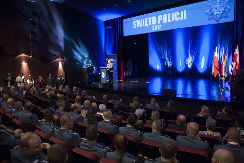 Święto policji w Ełku. Policjanci świętowali w sali widowiskowej (zdjęcia)