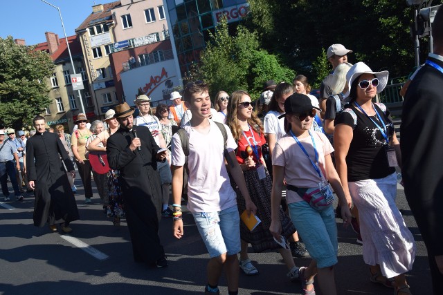 We wtorek 31 lipca wystartowała 36. Gorzowska Piesza Pielgrzymka na Jasną Górę. Pielgrzymi rozpoczęli ją od mszy świętej, którą już o 6.00 w kościele przy ul. Żeromskiego odprawił bp Tadeusz Lityński, ordynariusz diecezji gorzowskiej. Po niej pątnicy ruszyli w trasę.- Powodzenia! – krzyczeli do nich gorzowianie na trasie przejścia przez miasto. Tuż przed 9.00 pielgrzymi byli już na ul. Warszawskiej, którą udawali się w kierunku Czechowa, gdzie zaplanowany został pierwszy postój.Którędy będzie szła pielgrzymka? 1 sierpnia będzie w Rokitnie (tu dołączą do niej grupy z Rzepina i Strzelec Kraj.) oraz Pszczewie i Silnej. 2 sierpnia – w Nowym Tomyślu i Bukowcu. 3 sierpnia dołączą do niej grupy ze Świebodzina i Sulechowa. Tego dnia pielgrzymka będzie w Grodzisku Wlkp. oraz dojdzie do Kamieńca i Parzęczewa. 4 sierpnia – Racot, Choryń, Jerka. 5 sierpnia – Gostyń i Święta Góra oraz Piaski, Strzelce Wlk., Grabonóg. 6 sierpnia – Starogród/Lutogniew. 7 sierpnia – Odolanów, Huta. 8 sierpnia – Doruchów. 9 sierpnia – Czastary, Parcice, Radostów. 10 sierpnia – Dzietrzniki. 11 sierpnia – Kłobuck, Libidza.Do celu, czyli na Jasną Górę pielgrzymka z Gorzowa dojdzie 12 sierpnia. Na błoniach spotka się z grupami, które w pielgrzymkach będą szły z Zielonej Góry i Głogowa (obie wyruszają 2 sierpnia).ZOBACZ FILM: PIESZA PIELGRZYMKA Z GORZOWA WLKP. NA JASNĄ GÓRĘ