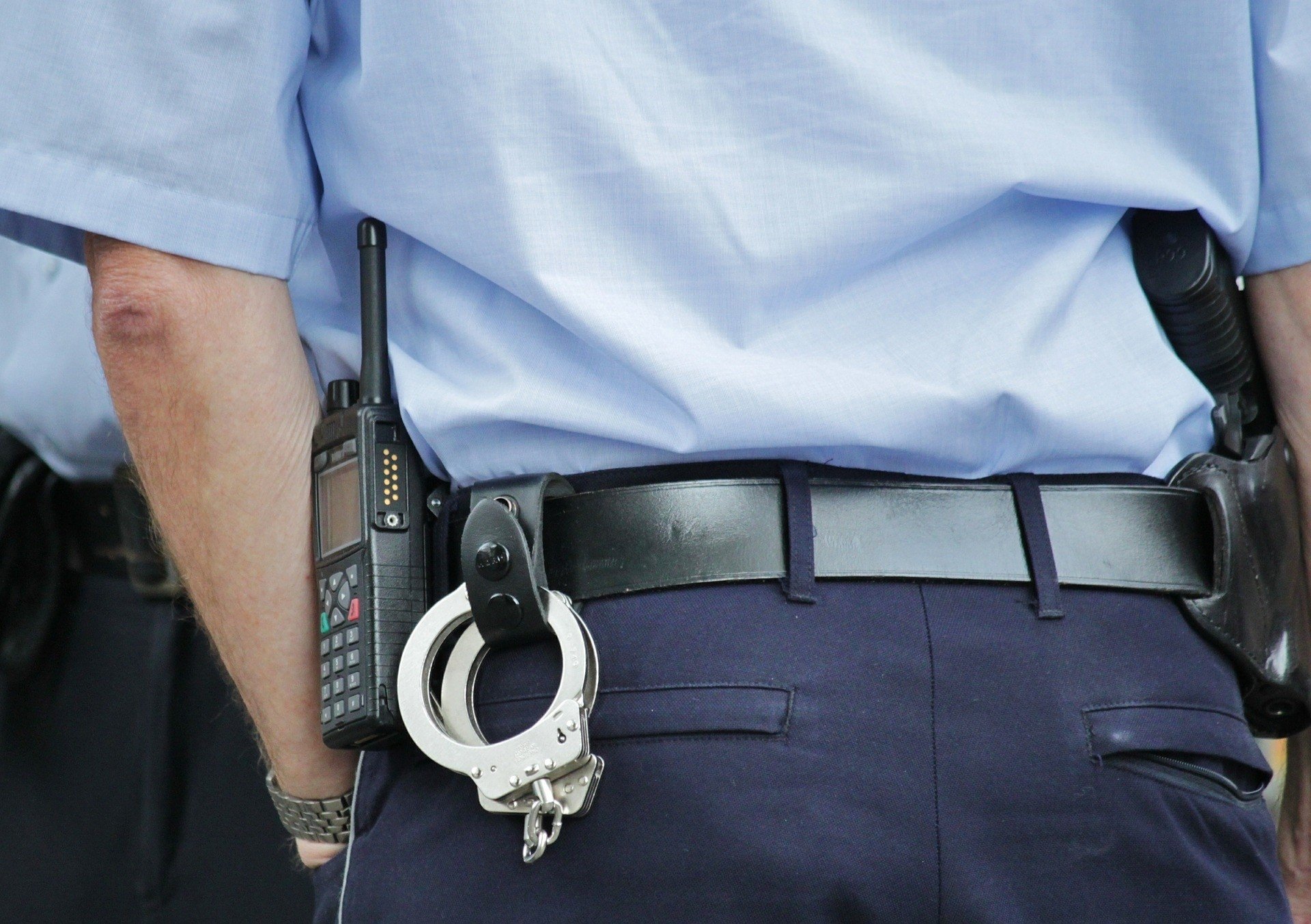Kiedy policjant może użyć pałki służbowej? | Motofakty