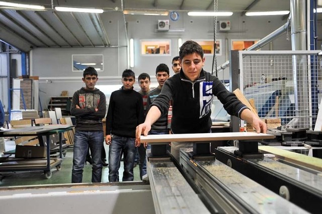 Grupa uczniów z Turcji, kształcących się w zawodzie technik technologii drewna właśnie sprawdza swoje umiejętności, pracując w białostockiej firmie Komandor. To część dużego, międzynarodowego projektu, w którym uczestniczy białostocki Zespół Szkół Technicznych.