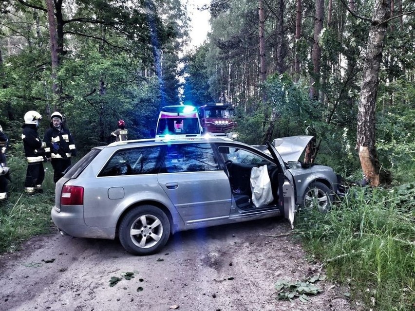 Audi roztrzaskane na drzewie w Dominikowie. Poszkodowanego zabrano do szpitala, sam opuścił pojazd