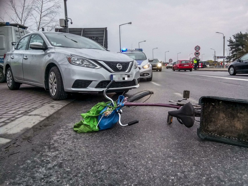 Wypadek na ul. Mostowej w Ostrołęce. Młody człowiek potrącił starszego mężczyznę - ten trafił do szpitala [ZDJĘCIA+WIDEO]