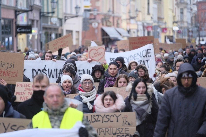 Tysiąc osób przeszło przez toruńską starówkę protestując...