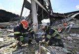 Ratownicy pracują na miejscu rosyjskiego ataku w Krzemieńczuku. Liczą, że pod gruzami są żywi