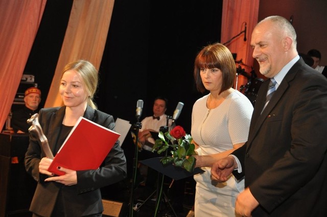 Magdalena Gawrońska odbiera nagrodę w imieniu rodziców za rozbudowę dawnego "blaszaka&#8221;, czyli dzisiejszego CH Aria.