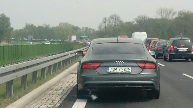 W związku z utrudnieniami na S3 spowodowanymi wypadkiem, na trasie tworzył się spory zator momentami sięgający kilku kilometrów.Wypadek na S3 pod Zielona Górą:Przypomnijmy, że w zdarzeniu, do którego doszło w środę, 1 maja, na S3 na wysokości Zawady po godz. 10.00 ranna została jedna osoba. Przetransportowano ją na badania do szpitala. Na miejscu pracowali policjanci z zielonogórskiej drogówki. Zaraz po zdarzeniu na drodze utworzył się gigantyczny korek. Niewątpliwie przyczynił się do tego okres wyjazdów majówkowych, kiedy ruch na tym odcinku jest znacznie większy, niż zwykle. Mimo puszczenia przez mundurowych samochodów prawym pasem w kierunku Sulechowa, kierowcy przez kilka godzin musieli liczyć się z utrudnieniami.Obecnie ruch przebiega już bez zakłóceń.