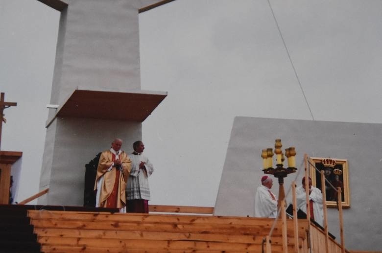 Uroczystości w Masłowie w 29. rocznicę wizyty Jana Pawła II. Mszę świętą odprawi biskup Florczyk. ZAPIS TRANSMISJI [ZDJĘCIA]