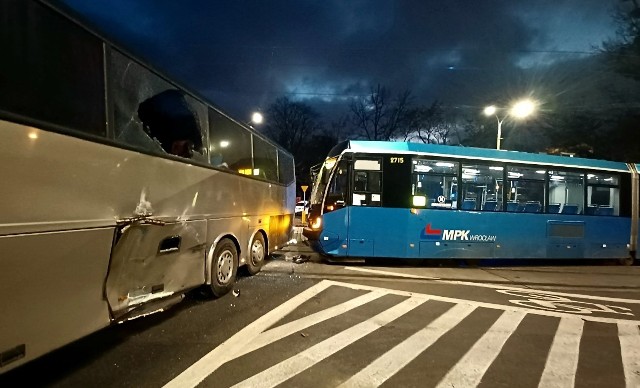 Wstępnie wiadomo, że kierowca autokaru na ukraińskich tablicach nie zauważył nadjeżdżającego tramwaju. Tramwaj po zderzeniu wypadł z szyn