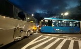 Wypadek tramwaju i autokaru przy Hali Ludowej (ZDJĘCIA)