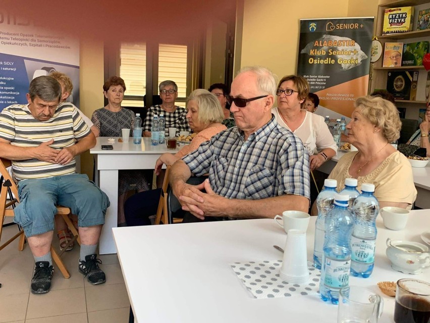 Opaski życia monitorują zdrowie seniorów w gminie Pińczów. Podsumowanie ważnego projektu w Gackach