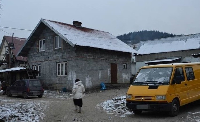 Na osiedlu romskim w Koszarach powstaje samowola budowlana