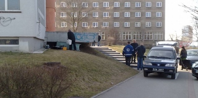 Zwłoki pod schodami do akademika.