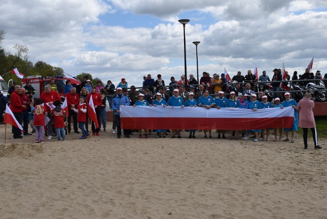 Człuchowski Klub Morsów zorganizował wspólną kąpiel z okazji Święta Konstytucji 3 Maja w Człuchowie