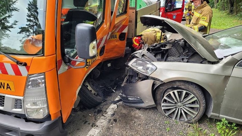 Wypadek w Egiertowie 3.08.2021 r. Kierowca służby drogowej nie sprawdził czy może bezpiecznie zawrócić i uderzył w inny samochód