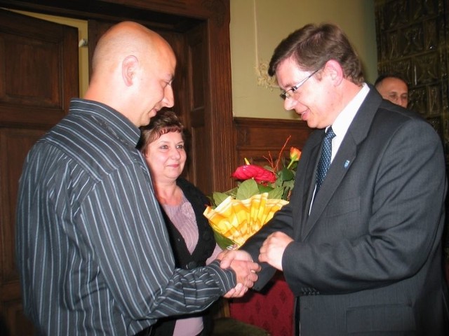 Po zwycięskim głosowaniu gratulacje burmistrzowi Krzysztofowi Grabce składali m.in. przedstawiciele sołtysów.