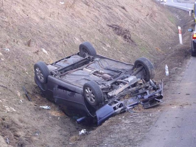 Wypadek w Brzegach. Volkswagen, którym jechał 50-latek wjechał do rowu i dachował.