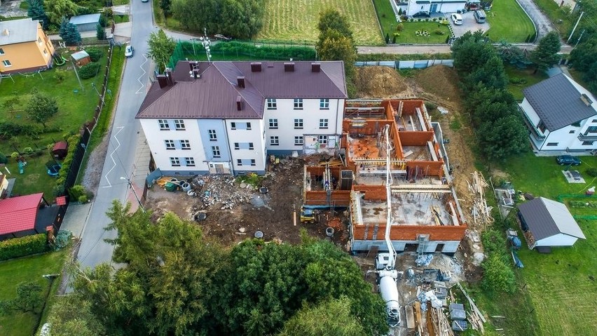 Gmina Wieliczka. Rosną mury nowej części szkoły w Mietniowie, ale na salę gimnastyczną trzeba poczekać [ZDJĘCIA]
