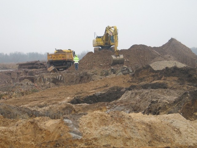 Na razie są tylko koparki, ale budowa Castoramy ma się zakończyć już w czerwcu 2011 r.