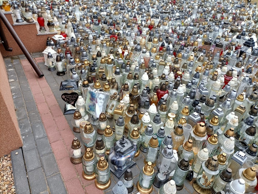 Jak wygląda grób Krzysztofa Krawczyka w Grotnikach? Tłumy fanów odwiedzają grób Krzysztofa Krawczyka!