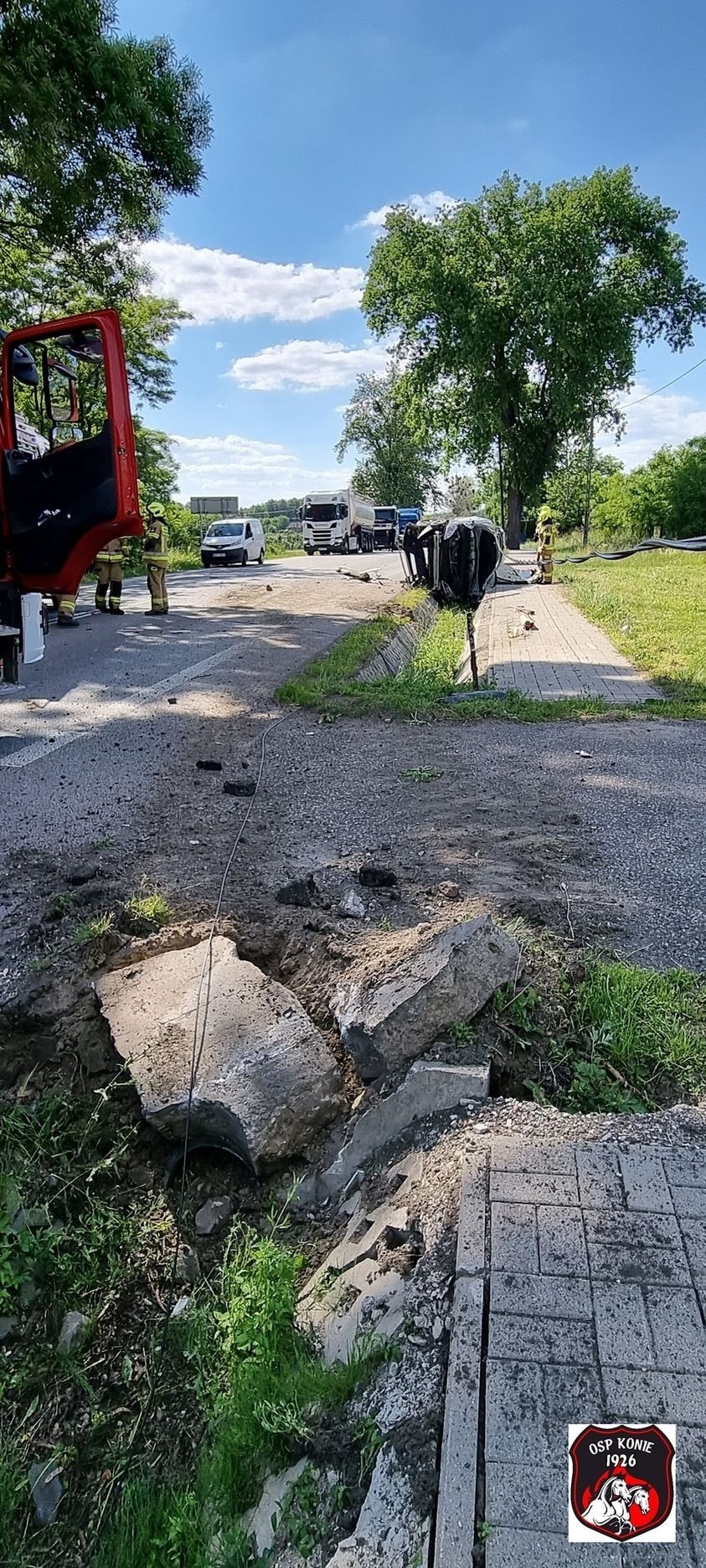 Groźny wypadek w gminie Pniewy, samochód osobowy wypadł z drogi i dachował na poboczu
