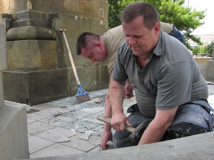 Wroclaw: Rozpoczął się remont fontanny na placu Jana Pawła II (ZDJĘCIA)