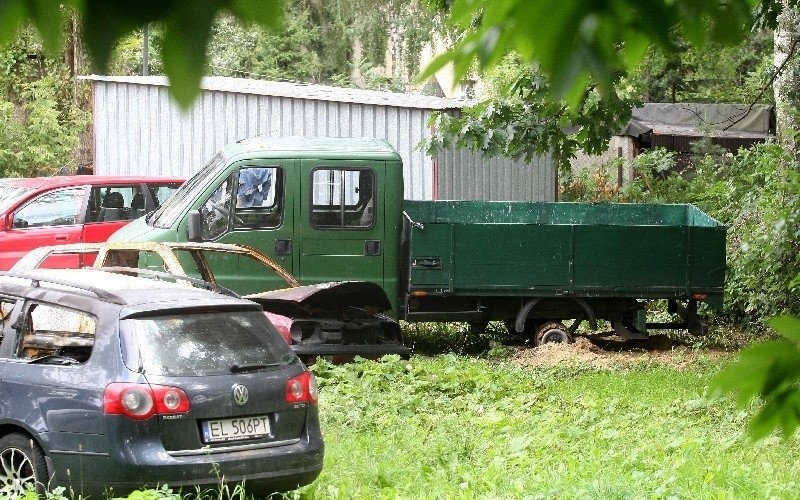 Wyłowiono zatopiony samochód na Stawach Stefańskiego [zdjęcia]