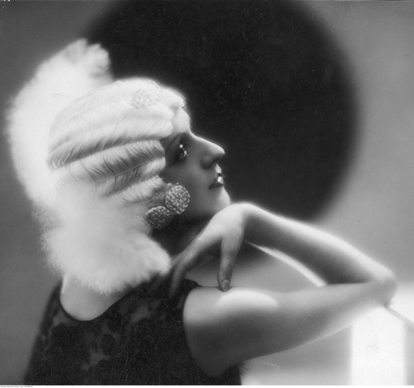 1929

Modelka w srebrnej peruce na karnawał.
