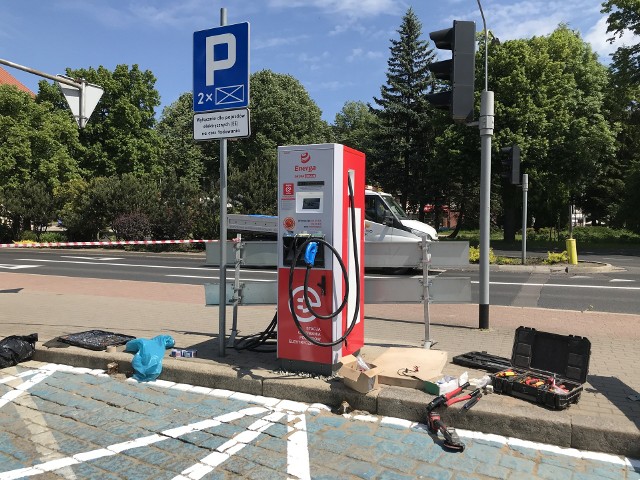 Stacja ładowania pojazdów elektrycznych na pl. Zwycięstwa będzie mogła obsłużyć jednocześnie dwa auta.