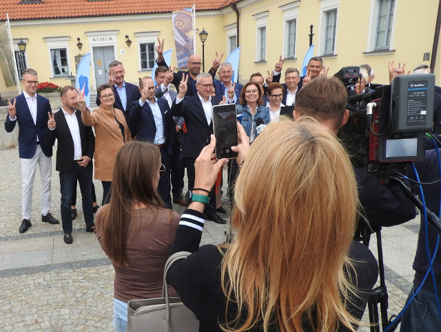Białystok. Parlamentarzyści Koalicji Obywatelskiej odwiedzają woj. podlaskie. Zamierzają rozmawiać z mieszkańcami o przyszłości Polski