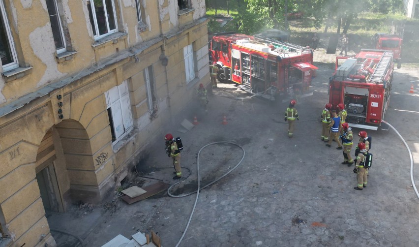 Ćwiczenia służb ratowniczych w budynku dawnego szpitala przy ulicy Ogrodowej. W akcji ponad stu strażaków