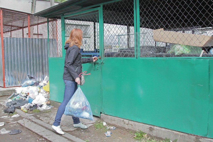 Mieszkańcy podrzucają śmieci. Zamkną śmietniki na kłódkę i skobel [ZDJĘCIA]