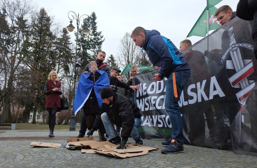 Młodzież Wszechpolska w Białymstoku spaliła kukłę kanclerz...