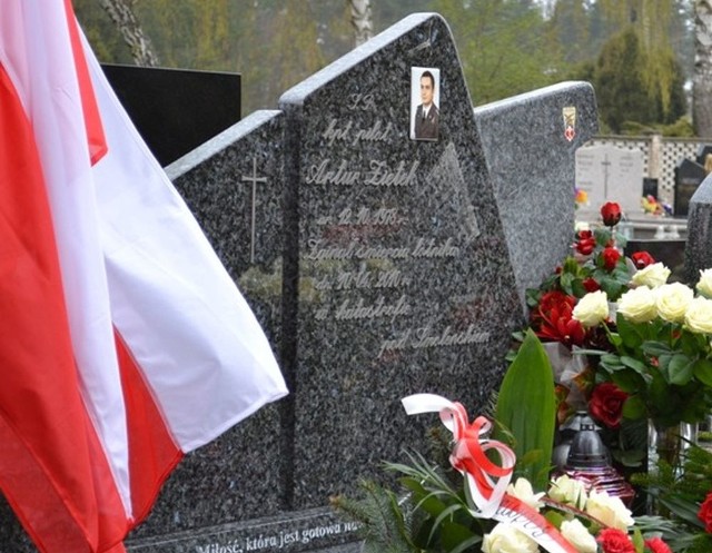 Grób kpt. pil. Artura Ziętka na cmentarzu w Radomiu.