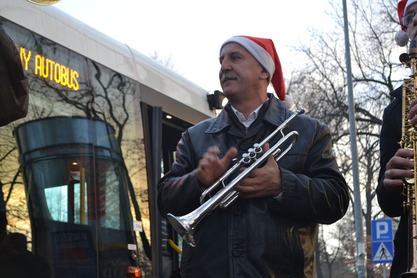 Rybnik: Muzyczny autobus koncertuje na przystankach