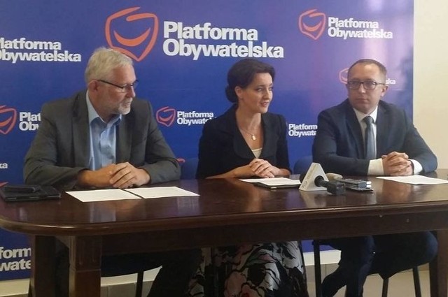 Od lewej: były poseł Lucjan Pietrzczyk, poseł Marzena Okła-Drewnowicz oraz poseł Artur Gierada.