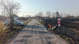 Motocyklista zdążył przed pociągiem towarowym, ale staranował rowerzystów