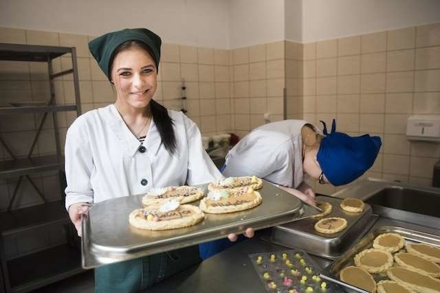 Młodzież z Zespołu Szkół Gastronomiczno-Hotelarskich przygotowuje świąteczne specjały - to m.in. ozdobne mazurki z kajmakiem