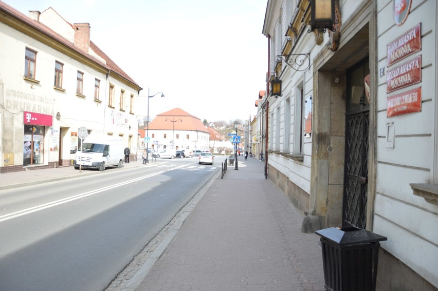 Koronawirus w Bochni. Bochnia opustoszała z powodu koronawirusa, wiele sklepów i lokali jest zamkniętych [ZDJĘCIA]