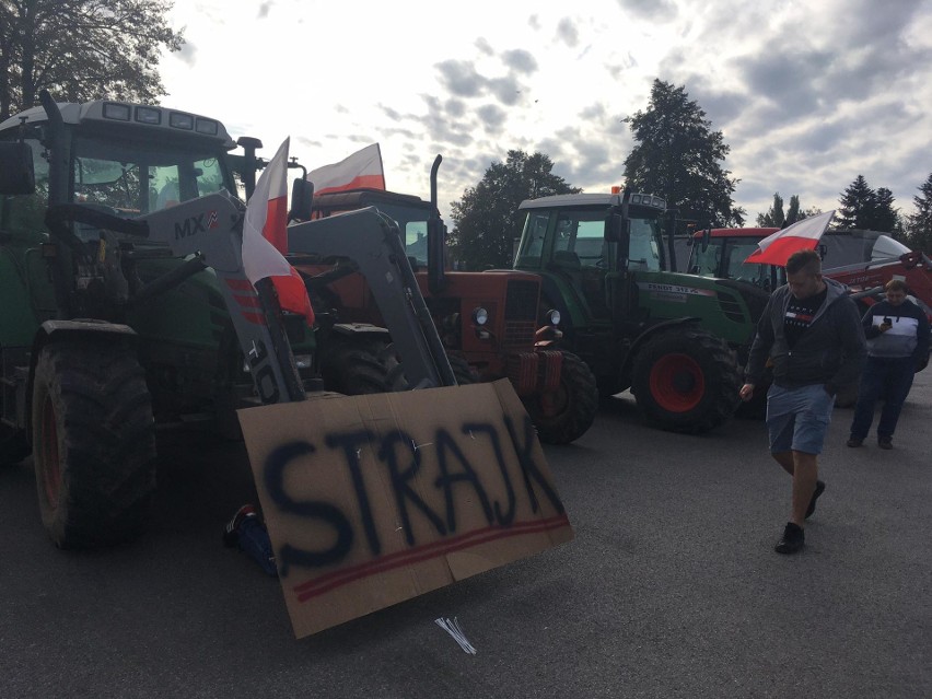 Protest rolników koło Opatowa. Traktory na trasie [ZDJĘCIA]