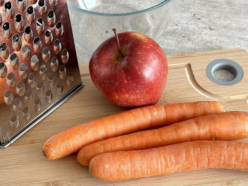 Przygotowanie surówki zacznij od umycia marchewek, jabłka i...