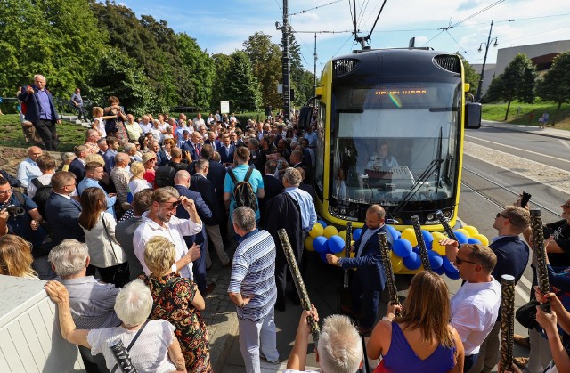 Tłumy torunian uczestniczyły w otwarciu nowej trasy tramwajowej w Toruniu. Dla chętnych do jazdy na Jar trzeba było podstawić sześć długich swingów. Wszystkie wypełniły się pasażerami po brzegi