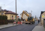 Coraz bliżej końca prac na ulicy Cymerysa-Kwiatkowskiego w Radomiu. Kładą asfalt, jednak nadal trzeba jechać objazdami 