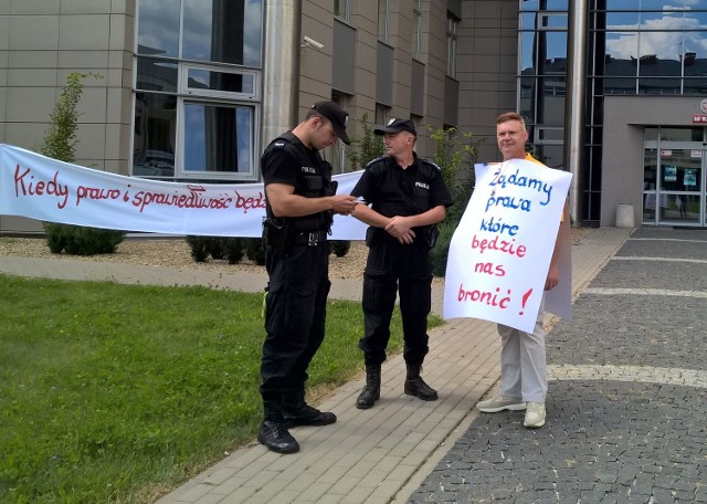 Protestujący przed sądem w centrum Stalowej Woli Czesław Krzysztof Obara jest legitymowany przez policyjny patrol