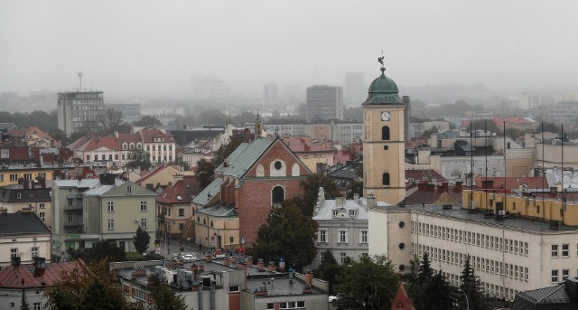 Poranek ze smogiem w Rzeszowie.
