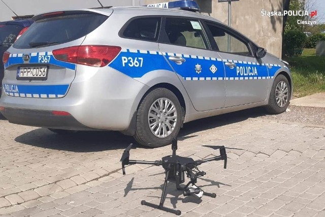 Dzięki wykorzystaniu drona policjanci z Cieszyna mogli zwiększyć bezpieczeństwo drogowe w rejonie o podwyższonej ilości zdarzeń drogowych. Zobacz kolejne zdjęcia. Przesuwaj zdjęcia w prawo - naciśnij strzałkę lub przycisk NASTĘPNE