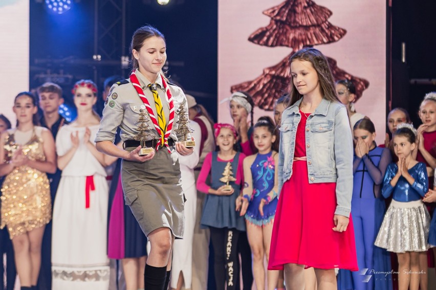 Młode wokalistki ze studia piosenki w Małogoszczu nagrodzone na festiwalu harcerskim