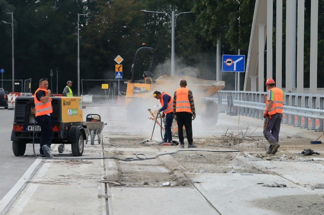 Otwarcie nowych mostów Chrobrego nie nastąpiło zgodnie z planami. Wykonawca na wymianę złej jakości nawierzchni ma czas do końca września.