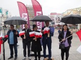 Akcja działaczy łódzkiej Lewicy w Dniu Flagi Rzeczpospolitej w pobliżu Stajni Jednorożca 