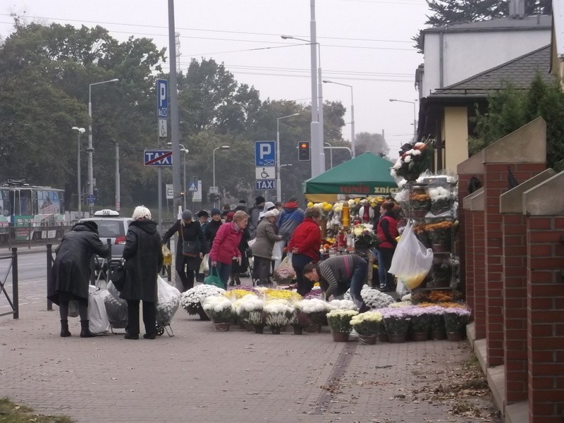 Wrocław: Osobowicka przy cmentarzu zamknięta dla aut (ZDJĘCIA)