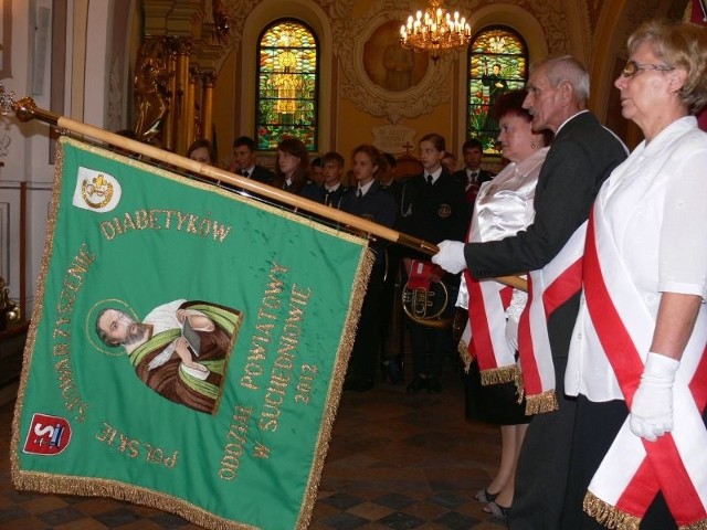 W niedzielę suchedniowscy cukrzycy święcili ufundowany przez siebie sztandar.